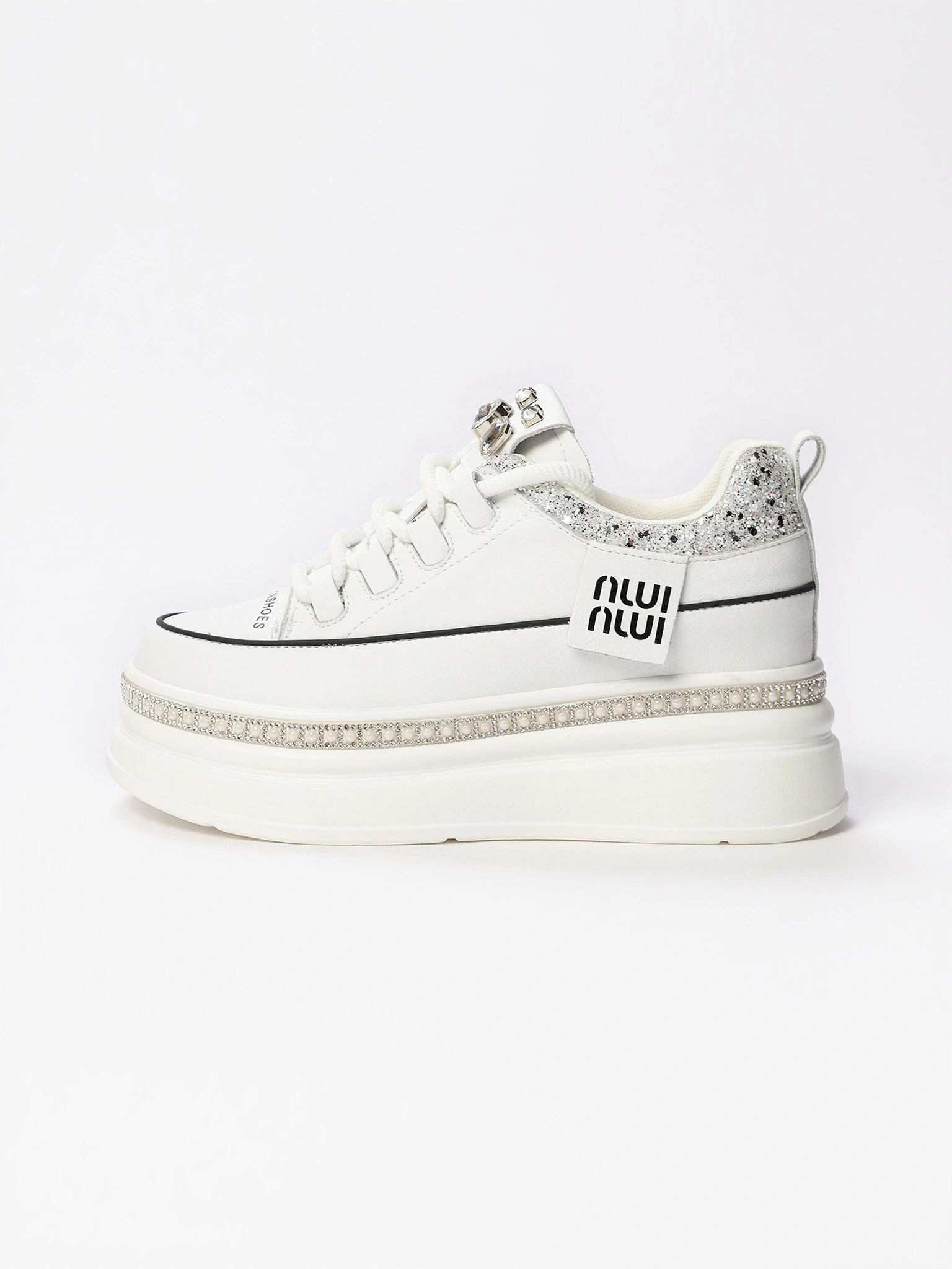 Кеды белого цвета со стразами и блестками на высокой платформе